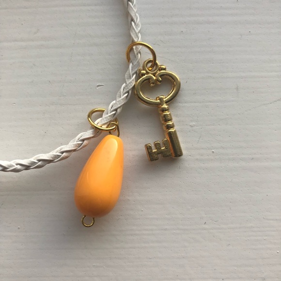 Preppy white braided leather key charm bracelet - Picture 2 of 6